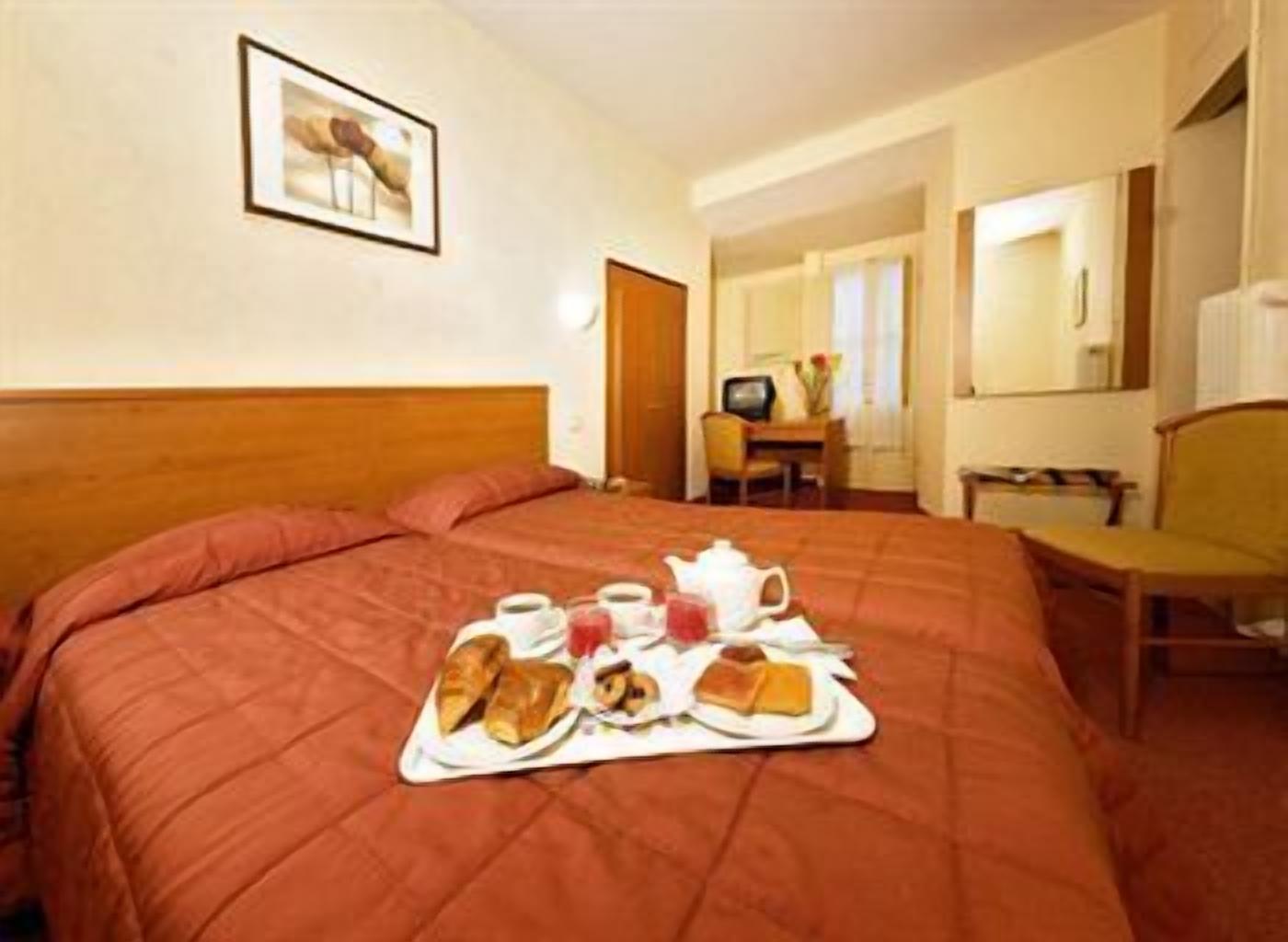 Triple Room | Room service – dining