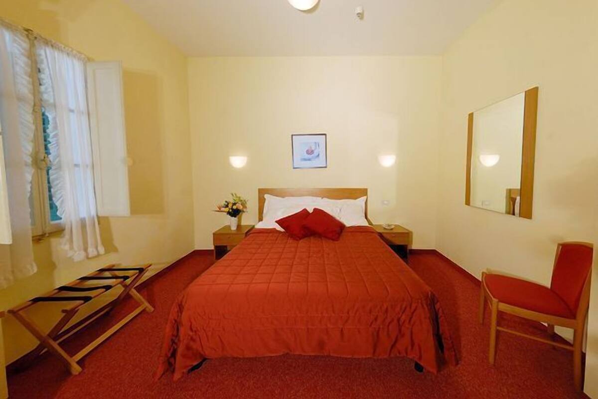 Single Room | Hypo-allergenic bedding available, minibar, in-room safe