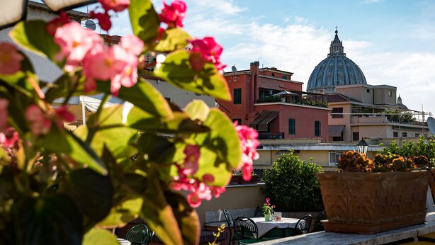 Outdoor dining - Aurelia Residence (Rome)