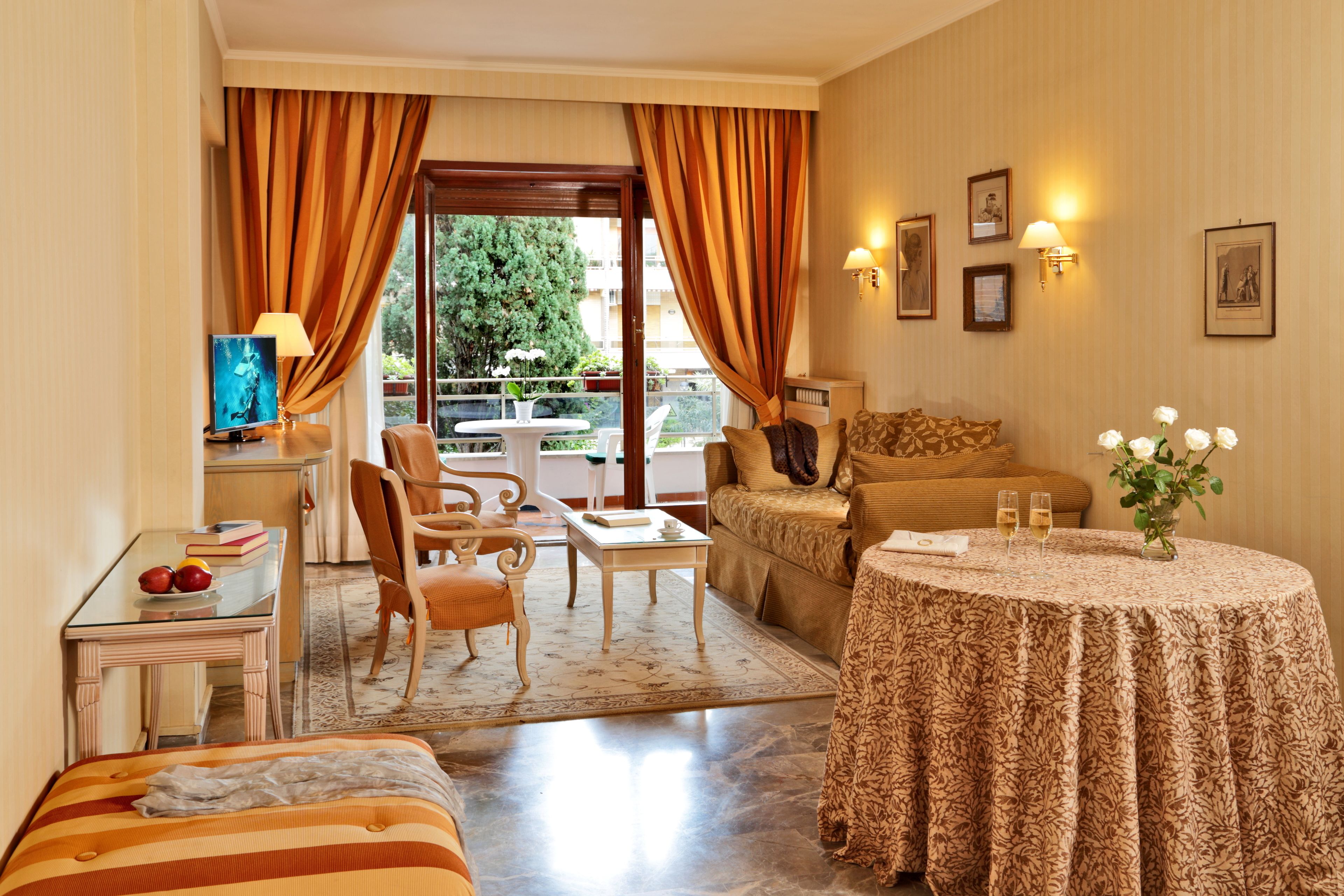 Een 80-cm plasmatelevisie met satellietzenders, televisie en betaalfilms