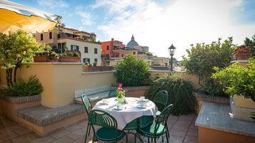 Dagelijks continentaal ontbijt (EUR 7 per persoon)