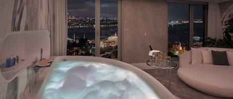 White Suite | 迷你吧、客房内保险箱、办公桌、笔记本电脑工作区