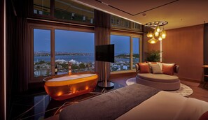 Amber Suite | Minibaari, tallelokero huoneessa, työpöytä
