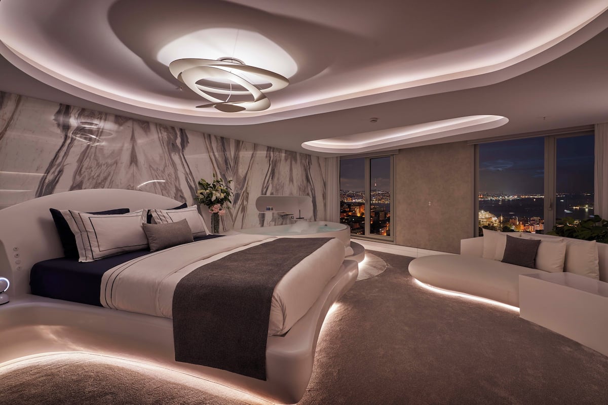 White Suite | Minibar, in-room safe, desk, laptop workspace