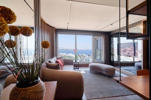 Bosphorus Suite | Zona de estar | Televisión LCD de 32 pulgadas con canales por satélite, una televisión