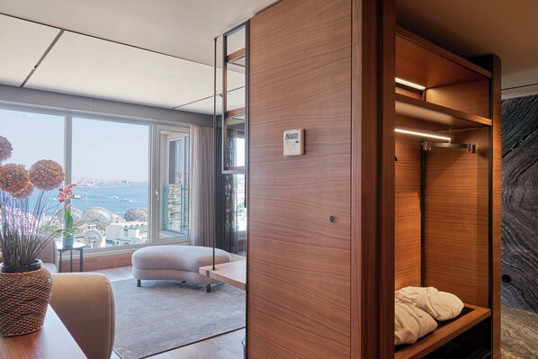 Bosphorus Suite | Minibar, in-room safe, desk, laptop workspace - Richmond Istanbul (Istanbul)