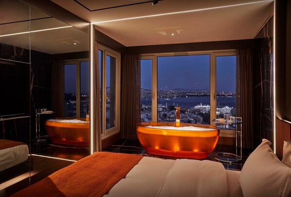 Bosphorus Suite | Minibar, caja de seguridad en la habitación y escritorio 