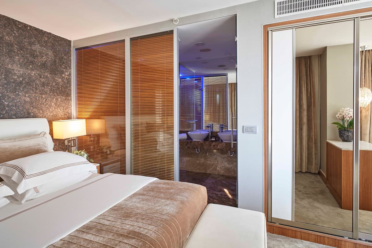 Senior Suite Bosphorus View | Minibar, in-room safe, desk, laptop workspace