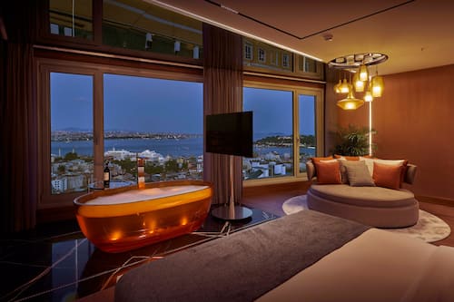Amber Suite | Minibar, in-room safe, desk, laptop workspace