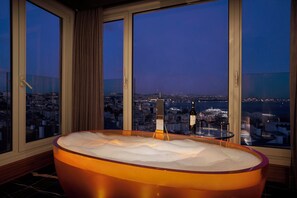 Bosphorus Suite | Minibar, in-room safe, desk, laptop workspace