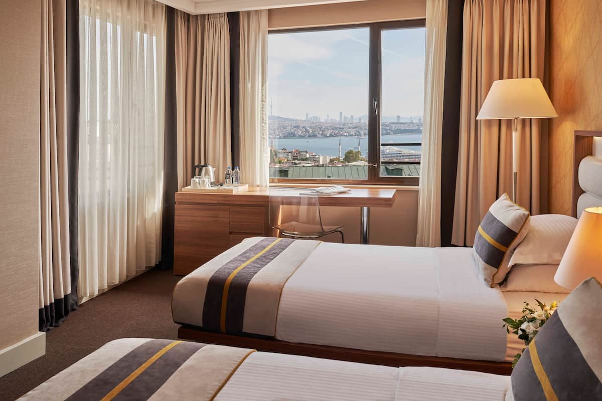 Deluxe Room with Bosphorus View | Minibar, in-room safe, desk, laptop workspace