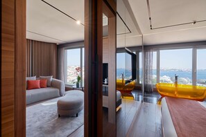 Bosphorus Suite | Oppholdsområde | En 32-tommers LCD-TV med Parabol-TV samt TV