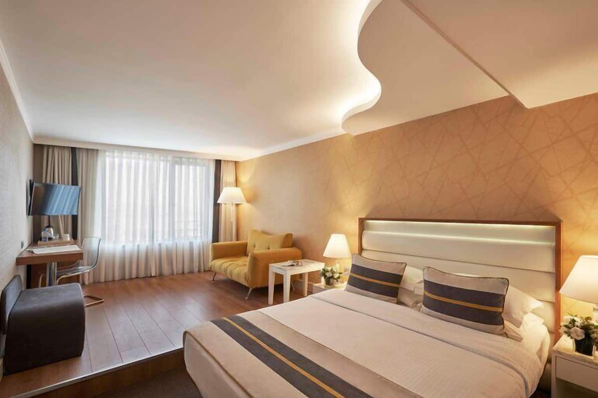 Executive Room with Istiklal Street View | Μίνι μπαρ, χρηματοκιβώτιο στο δωμάτιο, γραφείο 