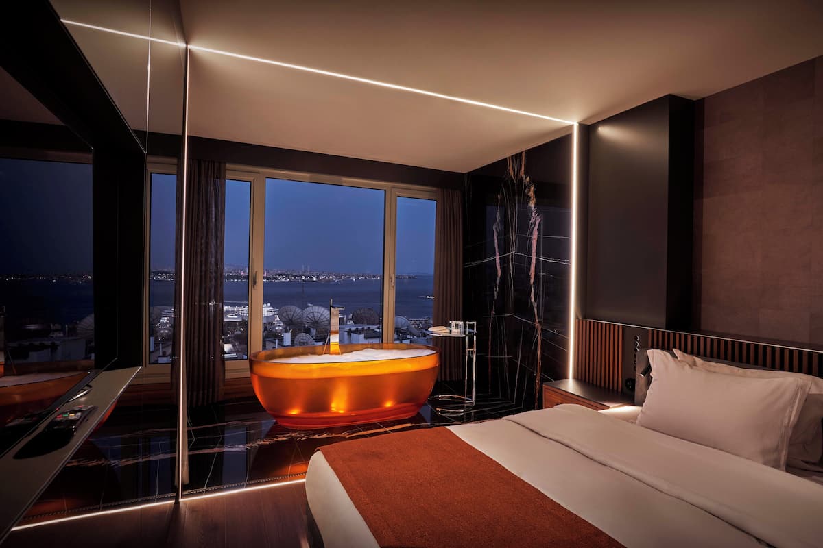 Bosphorus Suite | Minibar, in-room safe, desk, laptop workspace