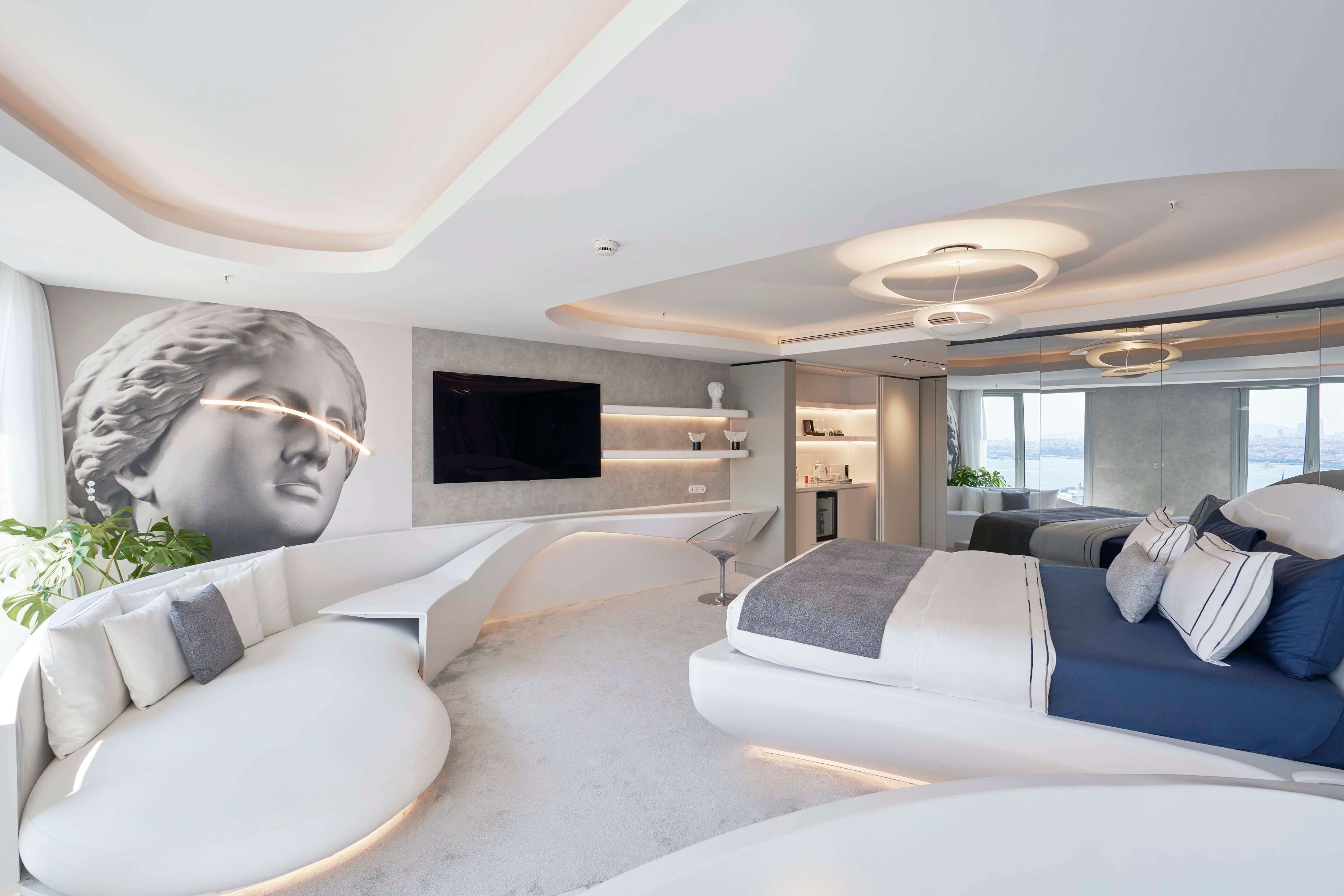 White Suite | Minibar, in-room safe, desk, laptop workspace