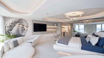 White Suite | Minibar, in-room safe, desk, laptop workspace