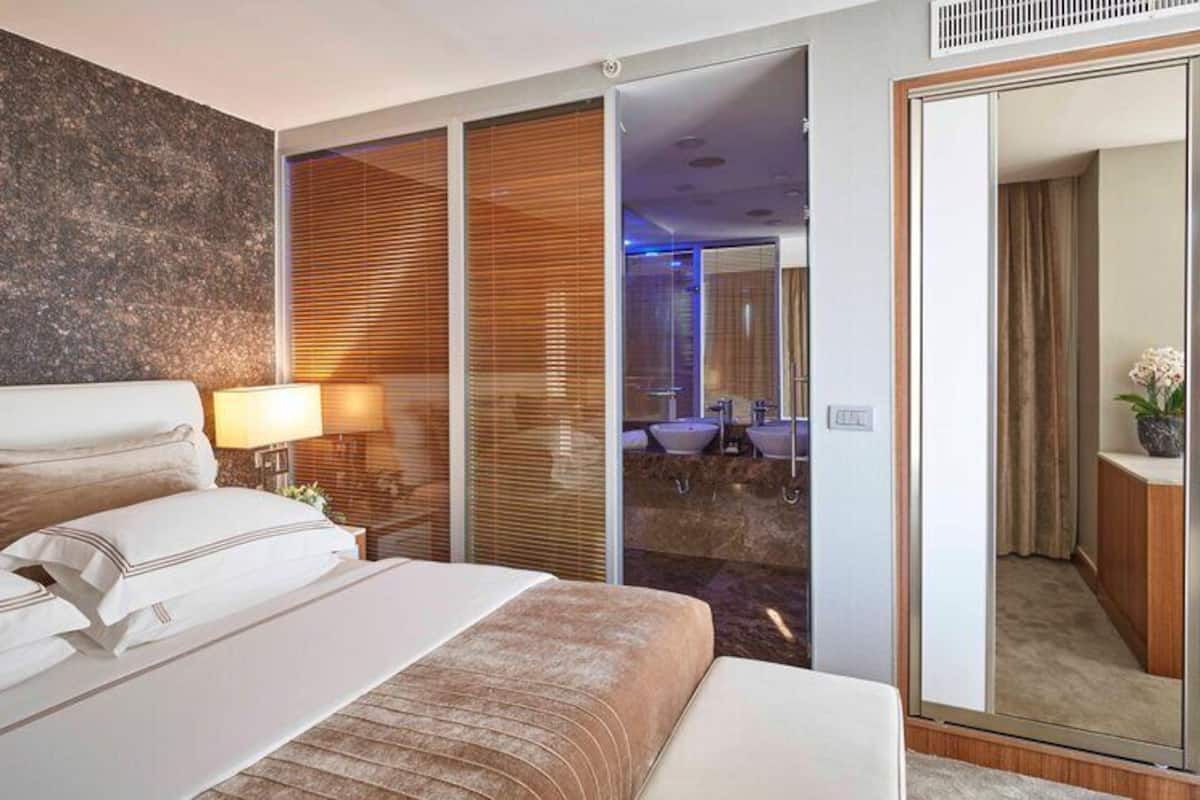 Senior Suite Bosphorus View | Μίνι μπαρ, χρηματοκιβώτιο στο δωμάτιο, γραφείο 