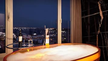 Bosphorus Suite | Minibar, in-room safe, desk, laptop workspace