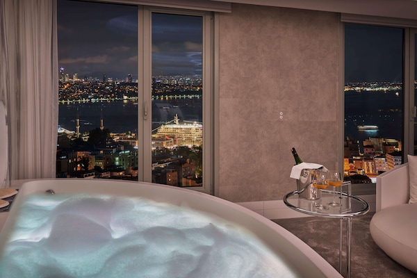 White Suite | Minibar, in-room safe, desk, laptop workspace