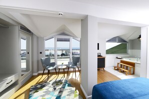 Penthouse with Balcony and Jettub | Oppholdsområde | LCD-TV