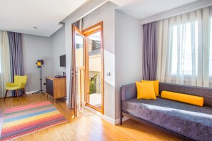 Minibar, caja de seguridad en la habitación y escritorio 