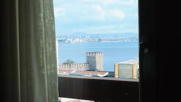 Superior trippelrum - havsutsikt | Minibar, värdeförvaringsskåp på rummet, skrivbord och ljudisolering