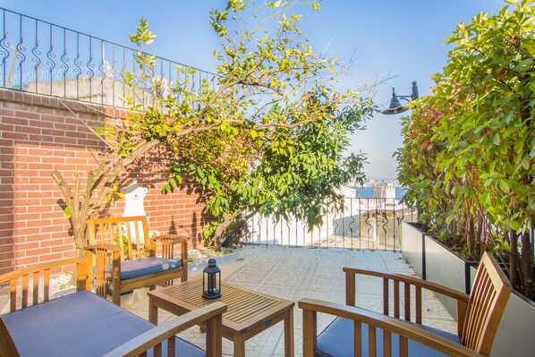 Family Room with Terrace | Vue de la chambre