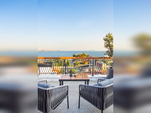 Habitació doble Deluxe, vistes al mar | Minibar, caixa forta a l'habitació i escriptori 