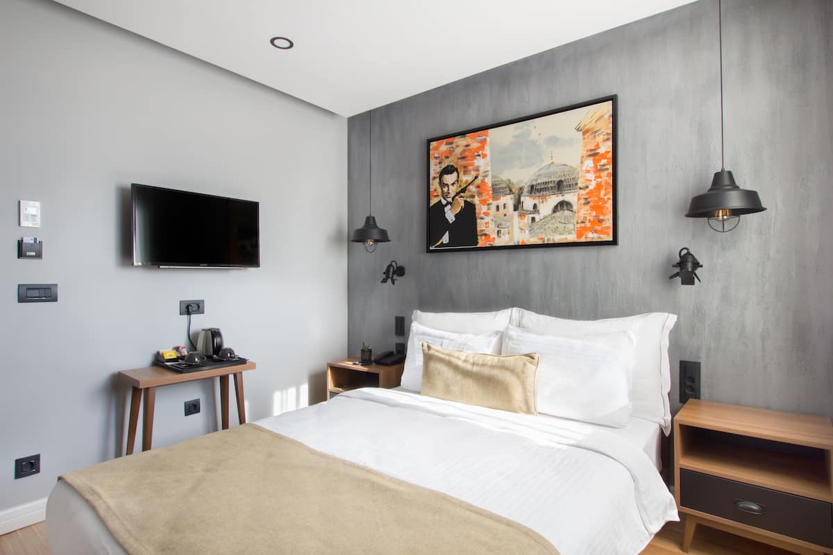 Premier Room | Minibar, in-room safe, desk, soundproofing