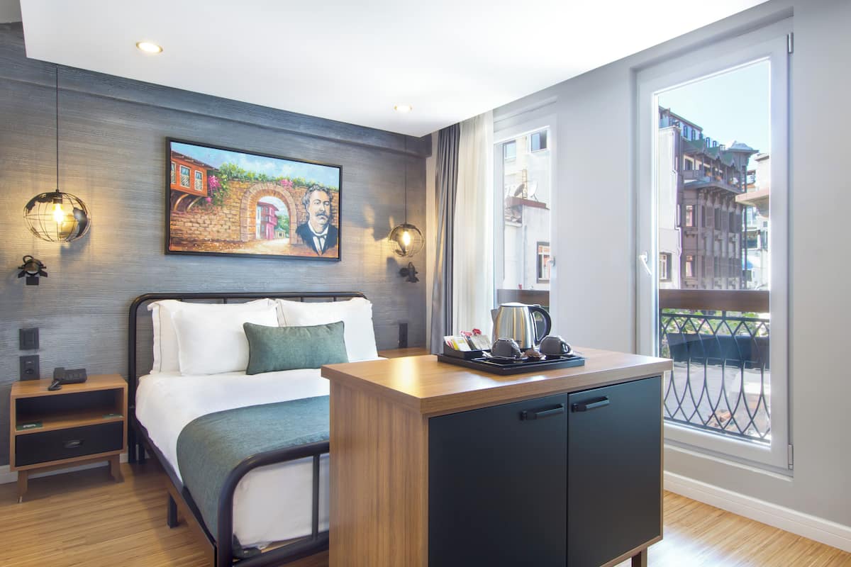 Premier Room | Minibar, in-room safe, desk, soundproofing