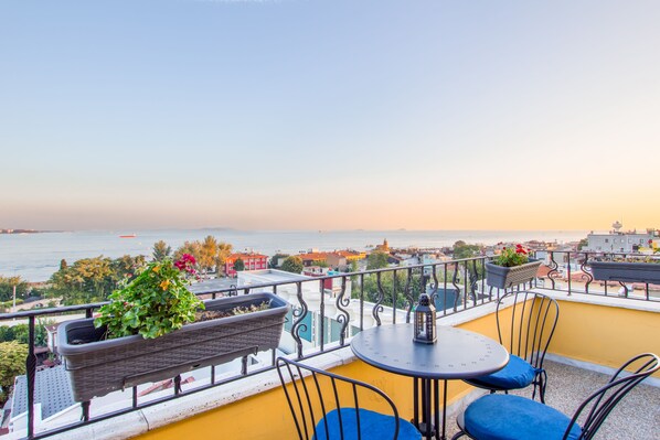 Prime Room with Balcony | Vue de la chambre