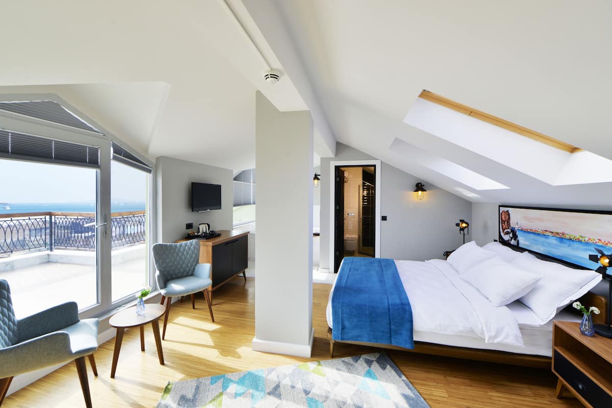 Penthouse with Balcony and Jettub | Minibar, in-room safe, desk, soundproofing