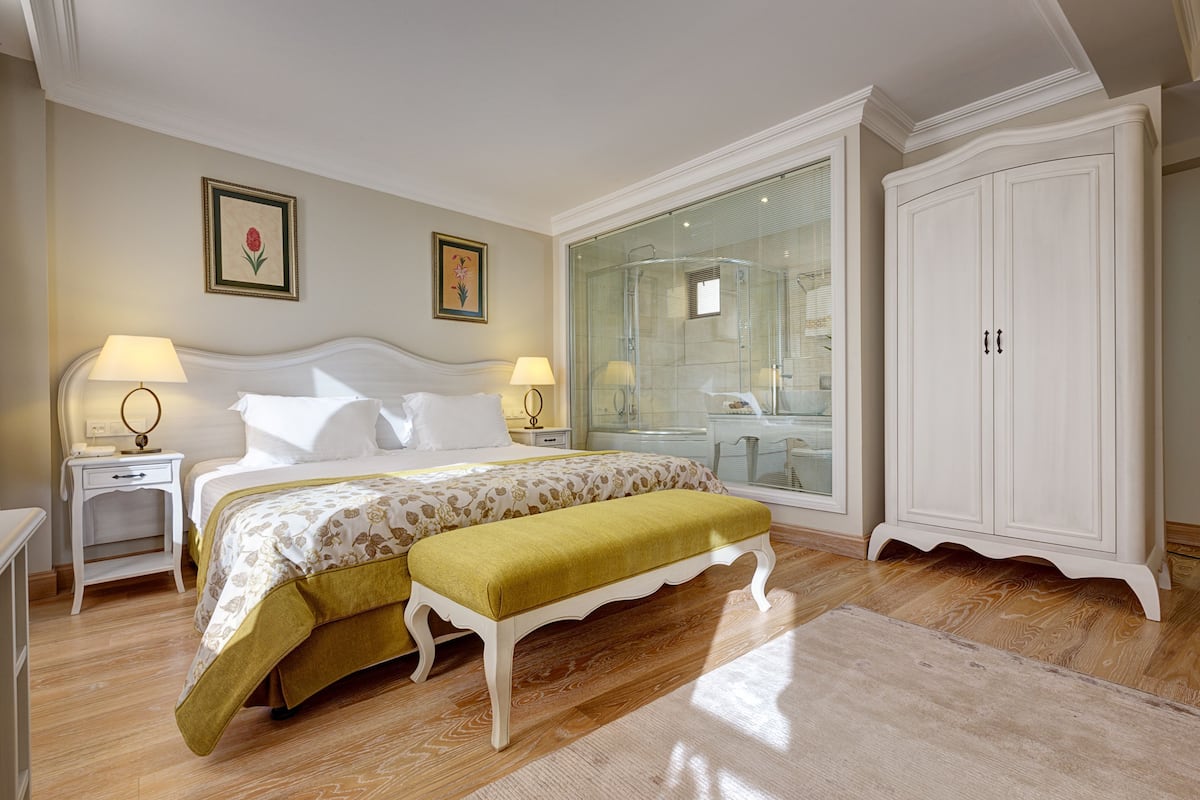 Queen Suite