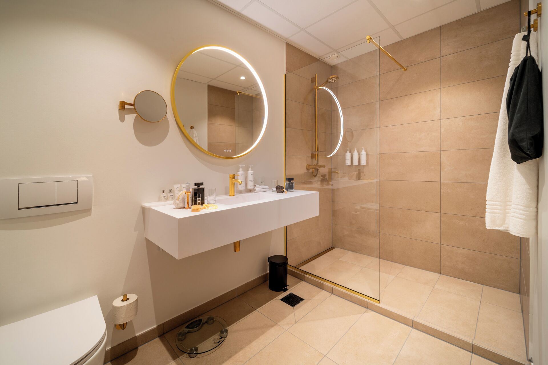 suite, river view, tower (two floors) | bathroom | free toiletries, hair dryer, towels