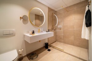 Suite, vistas al río, en una planta alta (Two Floors) | Baño | Artículos de higiene personal gratuitos, secador de pelo y toallas