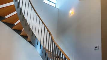 Suite - udsigt til flod - tårn (Two Floors) | Pengeskab på værelset, skrivebord, strygejern/strygebræt