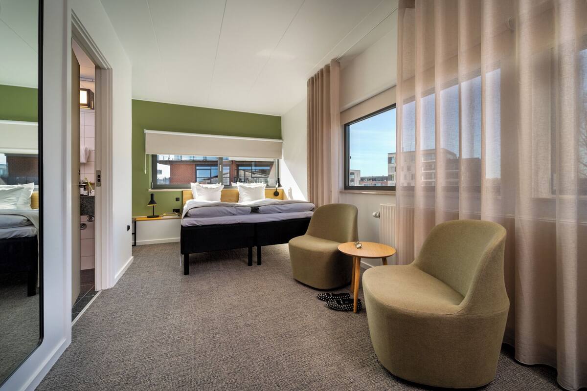 room, 1 queen bed, non smoking (cosy small) | in-room safe, desk, iron/ironing board, free cots/infant beds