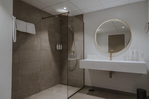 Suite Junior | Salle de bain | Articles de toilette (gratuits), séchoir à cheveux, serviettes fournies