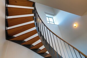 Suite - udsigt til flod - tårn (Two Floors) | Pengeskab på værelset, skrivebord, strygejern/strygebræt