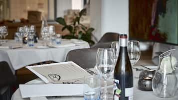 Breakfast and dinner served