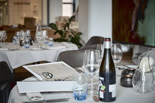 Petit déjeuner et dßner servis sur place
