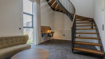 Suite, pemandangan sungai, menara (Two Floors) | Brankas, meja kerja, setrika/meja setrika, dan tempat tidur bayi gratis