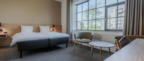 Habitació empresarial (Class) | Caixa forta a l'habitació, escriptori i planxa i posts de planxar