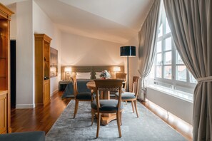 Junior Suite | Wohnbereich | Flachbildfernseher, Arbeitsbereiche