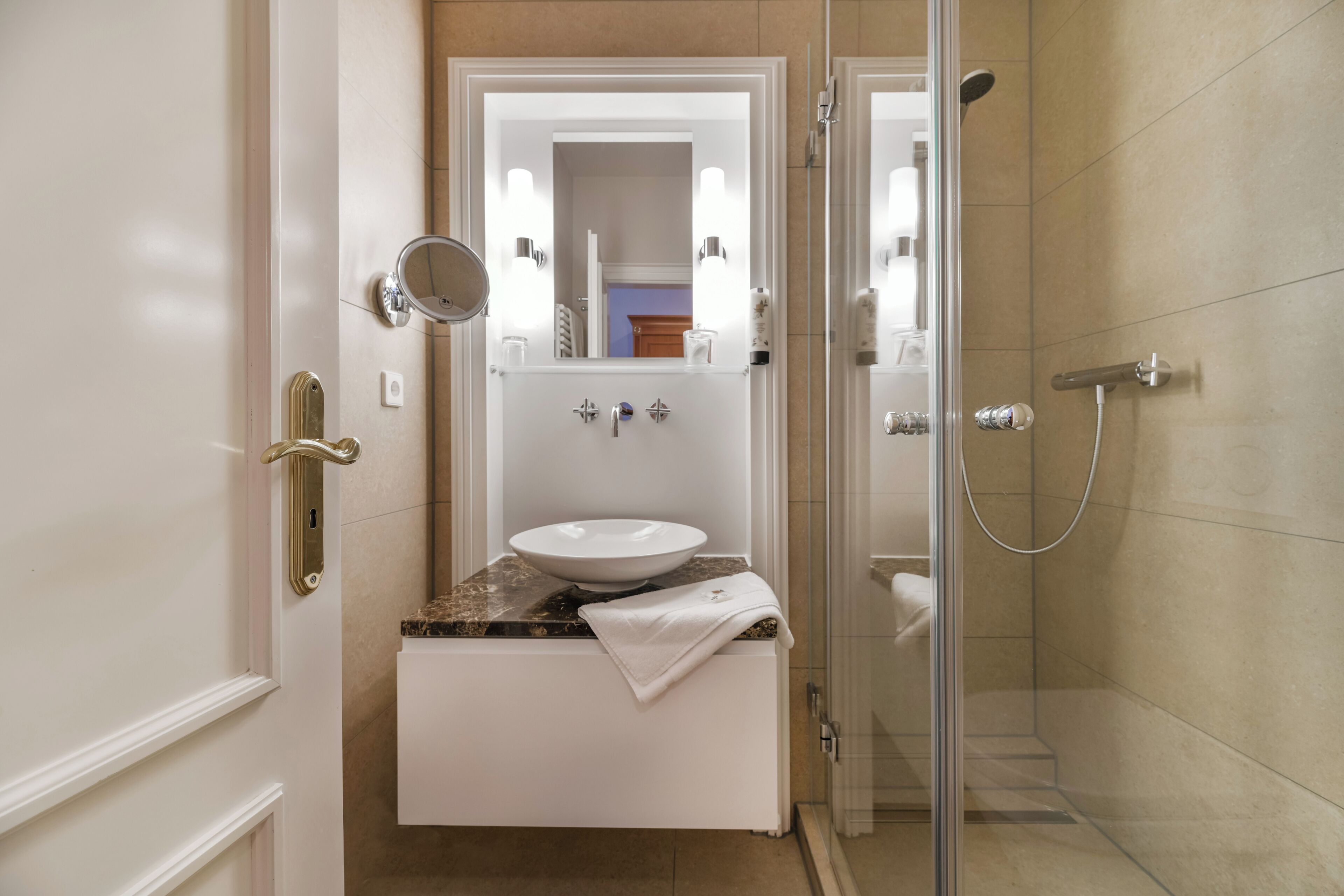 single room "small & fine" | bathroom sink