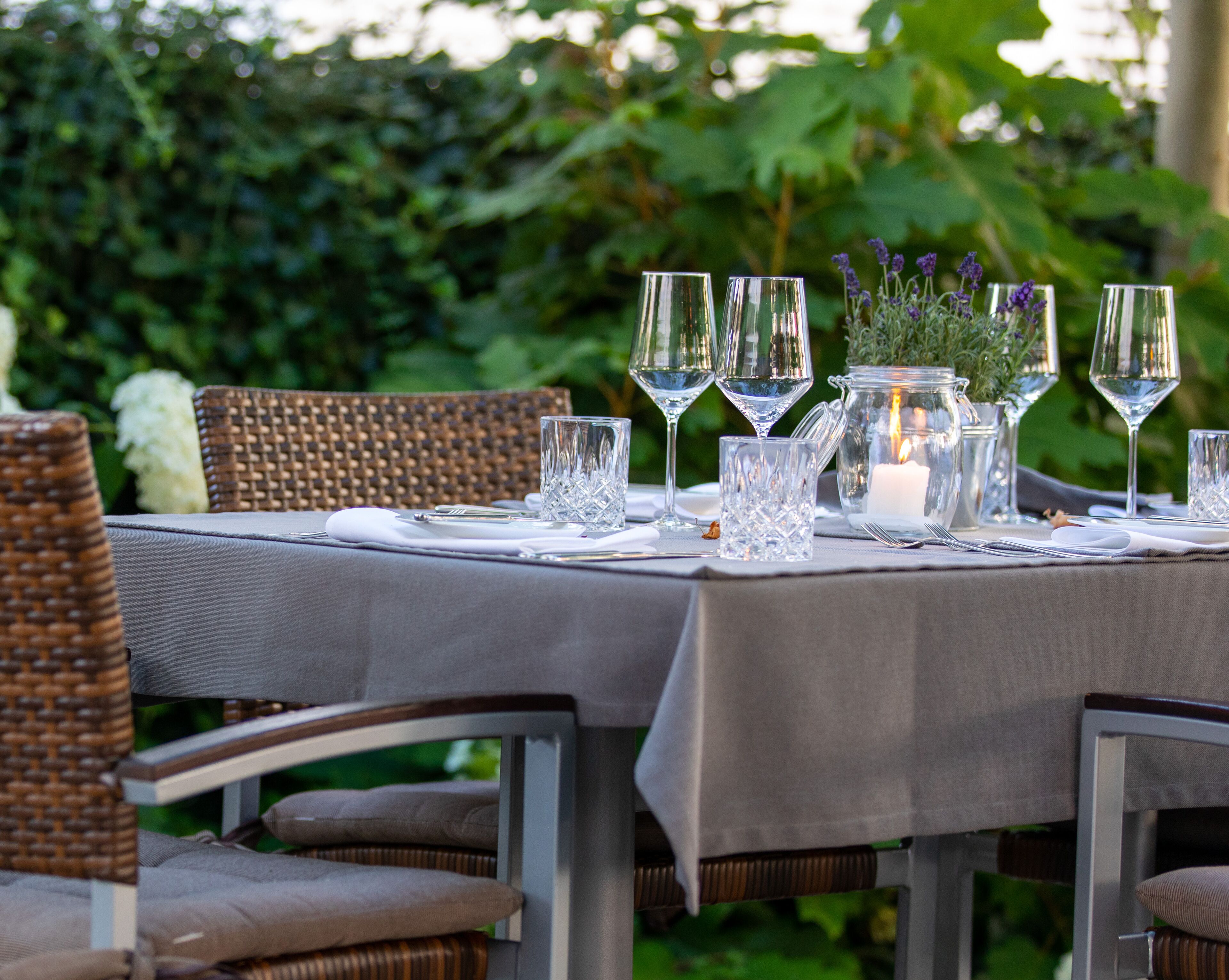 breakfast, lunch, dinner served; international cuisine