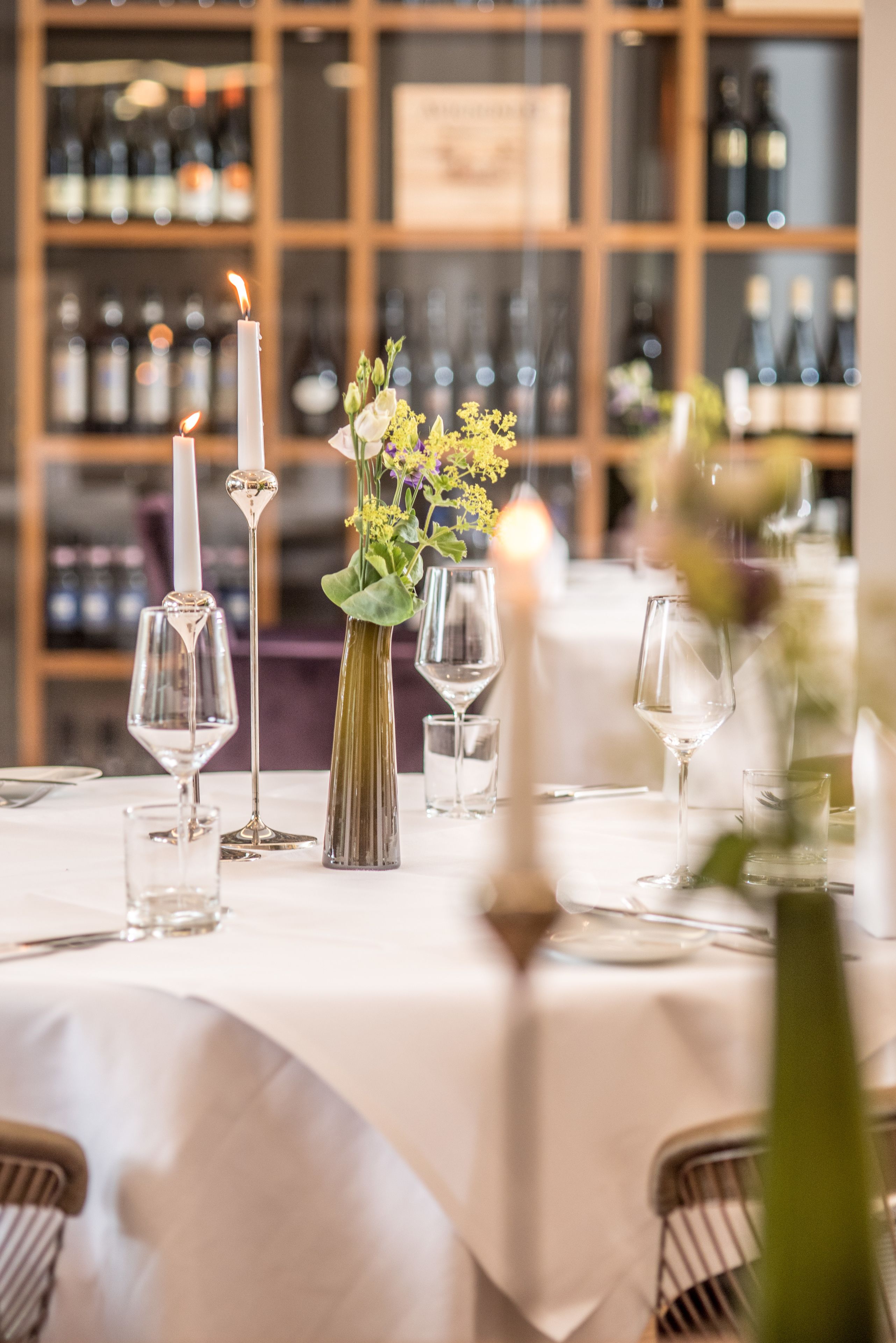 breakfast, lunch, dinner served; international cuisine