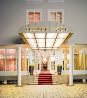 The entrance of the Kleber Post hotel with a red carpet, a covered entrance, and large windows. - Romantik Hotel Kleber Post (Bad Saulgau)
