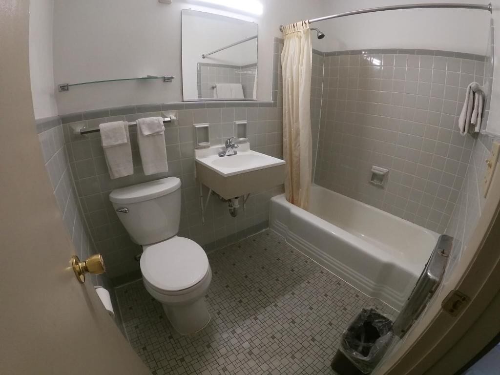 Un baño con inodoro, lavabo y bañera.