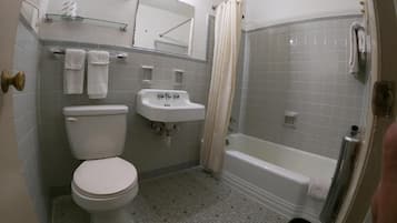 Un baño con inodoro, lavabo y bañera.